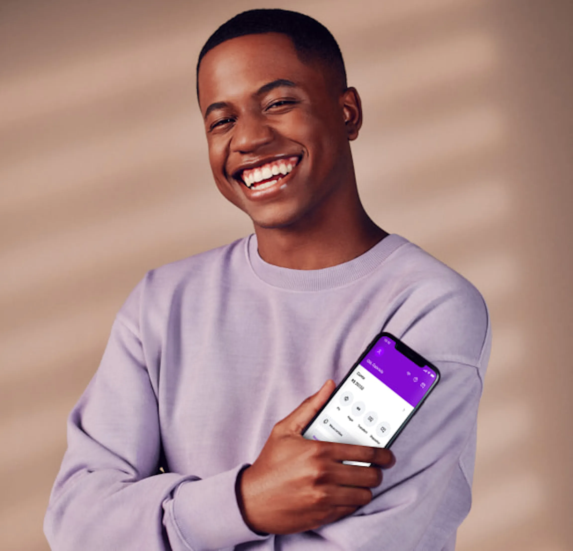 Jovem segurando um cartão de crédito